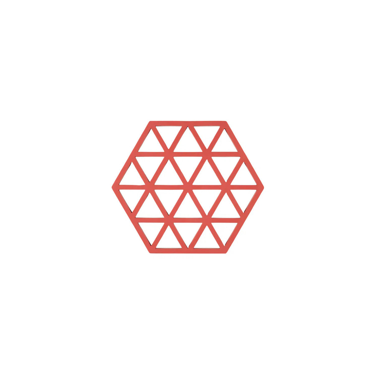De Zone Denmark Triangles Onderzetter Donkerrood van Zone Denmark heeft een stijlvol geometrisch patroon van rode elkaar kruisende lijnen die driehoeken vormen op een witte achtergrond. Deze hittebestendige siliconen onderzetter is perfect voor op tafel.