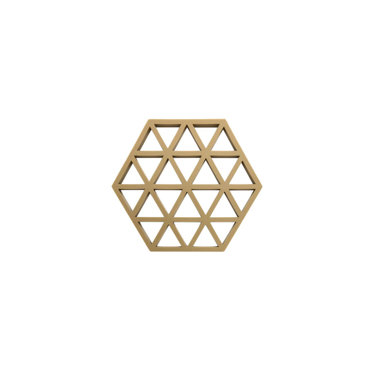 De Zone Denmark Triangles Trivet Khaki heeft een open geometrisch patroon van in elkaar grijpende driehoeken. Tegen een witte achtergrond geeft dit een modern tintje aan je tafelsetting.