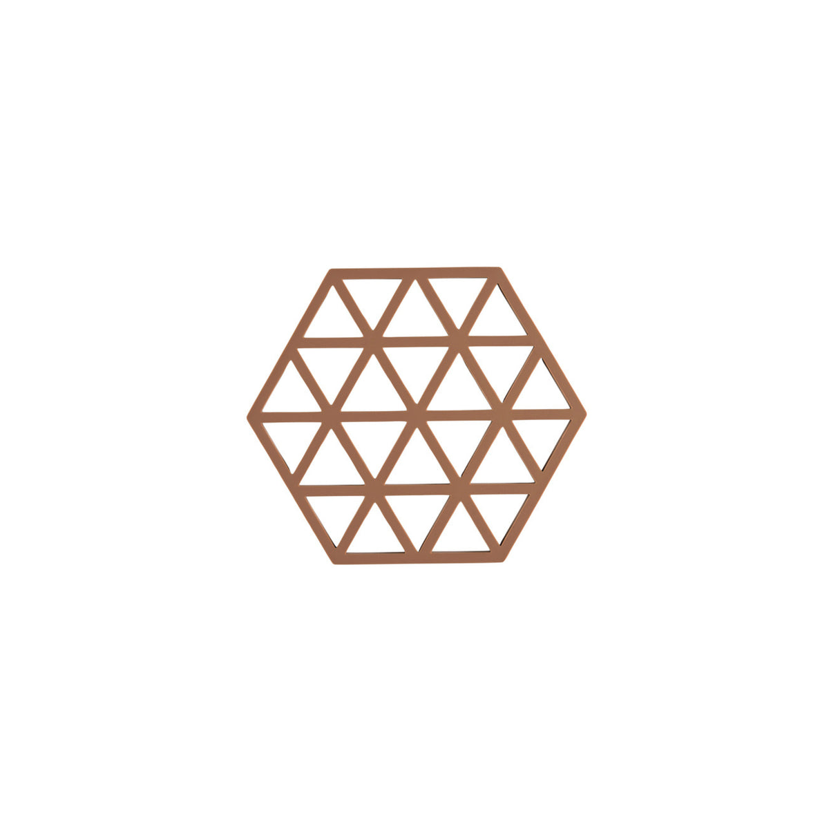 De Zone Denmark Triangles Trivet Amandel van Zone Denmark is een bruine, zeshoekige siliconen onderzetter met een open geometrisch driehoekpatroon, gemaakt van hittebestendig materiaal en afgebeeld op een witte achtergrond.