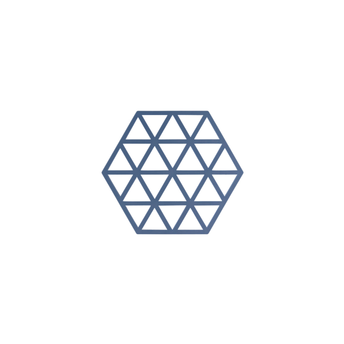 De Zone Denmark Triangles Trivet Denim van Zone Denmark heeft een blauwe zeshoek gemaakt van kleine driehoekjes in een geometrisch patroon, weergegeven op een witte achtergrond.