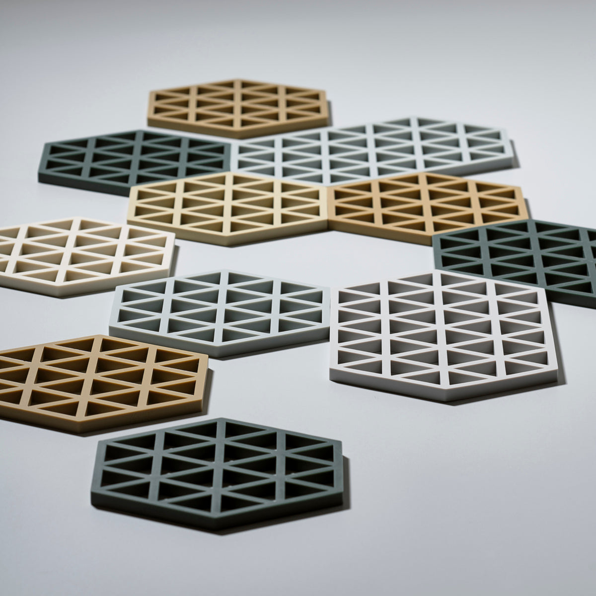 De Zone Denmark Triangles Trivet Zwart heeft een strak geometrisch ontwerp en functioneert zowel als stijlvolle onderzetter en als hittebestendige siliconen onderzetter voor elk licht oppervlak.