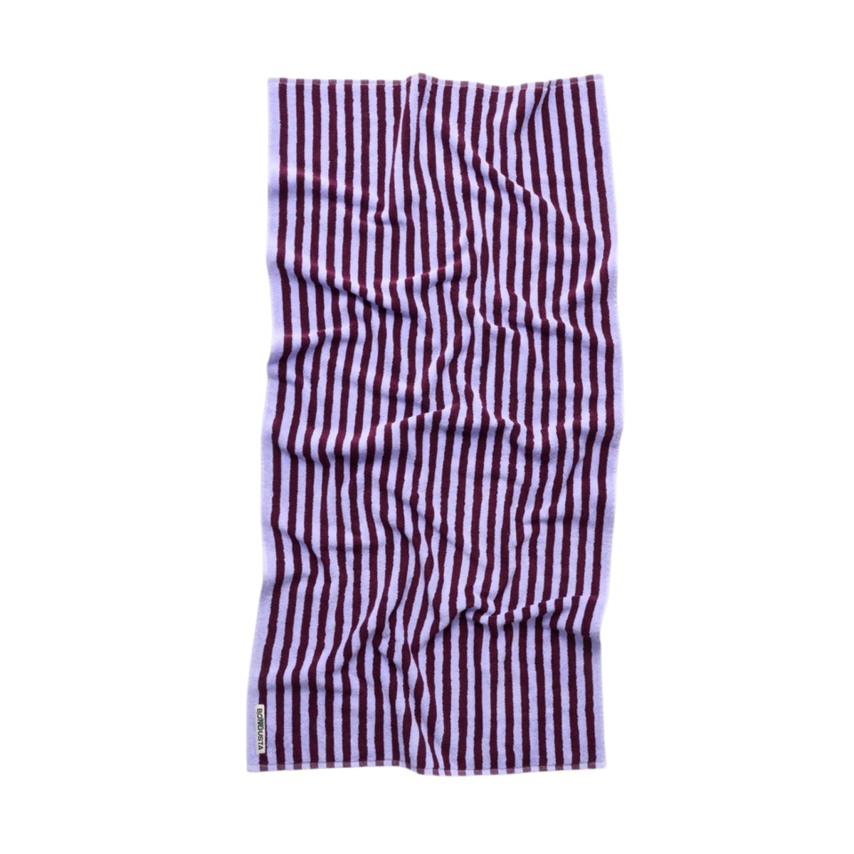 De Bongusta Naram Badhanddoek Wijn & Lavendelblauw 70/140, een rechthoekige, absorberende handdoek met verticale paarse en donker bordeauxrode strepen, is licht gekreukeld afgebeeld tegen een effen witte achtergrond met een klein label op één hoek.
