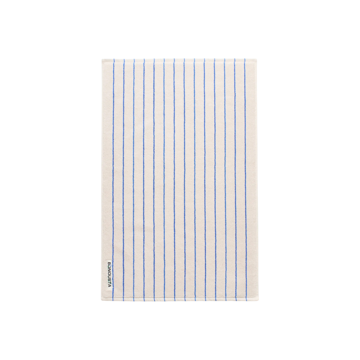 De Bongusta Naram Badmat Moonbeam & Ultramarine 50/80 is een rechthoekige witte badmat met verticale blauwe strepen, een klein hoeklabel en gemaakt van biologisch katoen door Bongusta. Afgebeeld op een effen witte achtergrond.