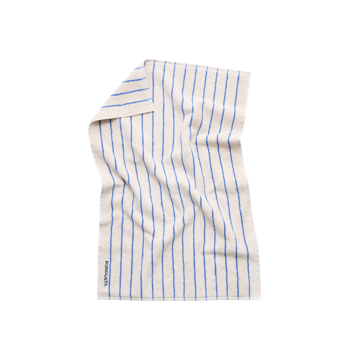 De Bongusta Naram Handdoek Moonbeam & Ultramarine 50/80 is een crèmekleurige badkamerhanddoek met verticale blauwe strepen, gemaakt van biologisch katoen en afgewerkt met een klein merklabel in één hoek, afgebeeld tegen een witte achtergrond.