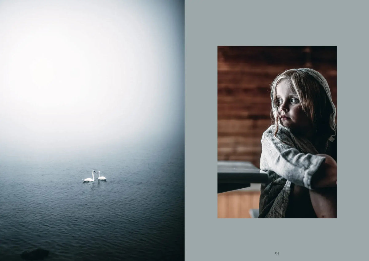 De afbeelding is gesplitst: links glijden twee zwanen over een mistig meer dat Noordse wellness weerspiegelt; rechts staart een kind met capuchon opzij tegen hout. Voor meer over Noordse ontspanning, zie Sauna Boek van Cozy Publishing.