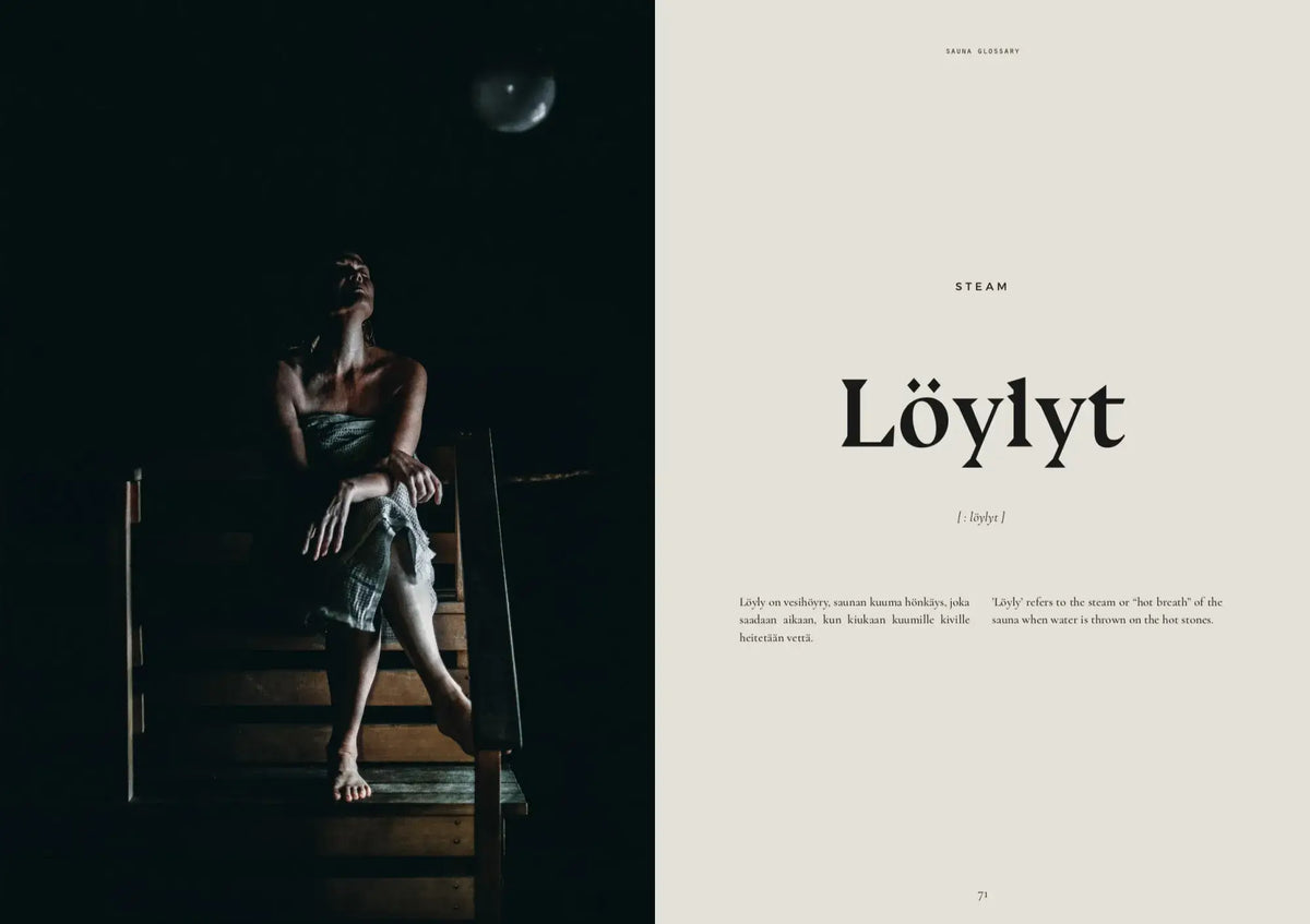 Een in een handdoek gewikkelde persoon zit op een houten bank en geniet van Noordse wellness en stoom in de Finse sauna. Rechts verschijnt "Löylyt" met de bijbehorende definitie. Afbeelding van Cozy Publishing Sauna Boek van Cozy Publishing.