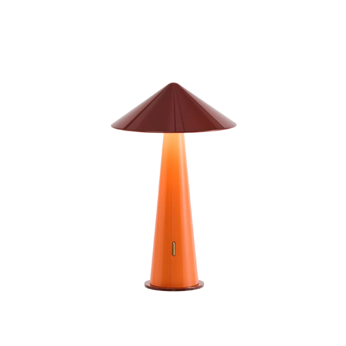 De Fine Lumens Tipsy Lamp LED Oplaadbaar Rustiek in Rood Oranje heeft een dimbare, kegelvormige glanzend oranje lampvoet en een brede kastanjebruine kap, die een warme gloed verspreidt. Deze draadloze lamp van Fine Lumens wordt getoond verlicht op een witte achtergrond.