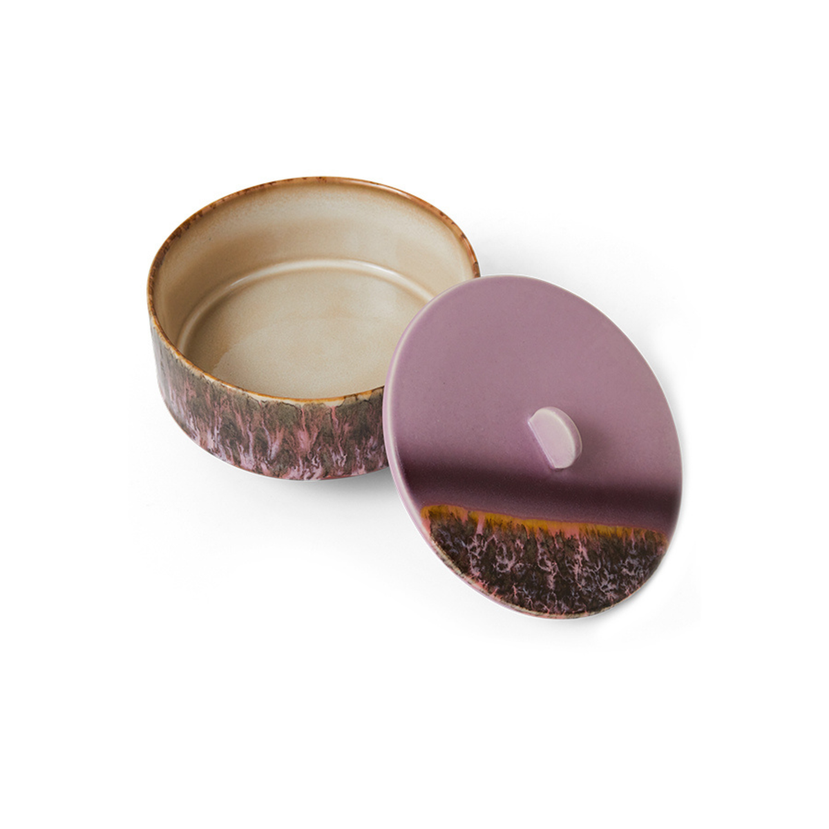 De HK Living 70s Ceramics Bonbon Kom Blast is een ronde schaal van keramiek met een apart deksel. De beige binnenkant contrasteert prachtig met de aardebruine en paarse tinten aan de buitenkant, afgewerkt met het kenmerkende reactieve glazuur van HK Living.