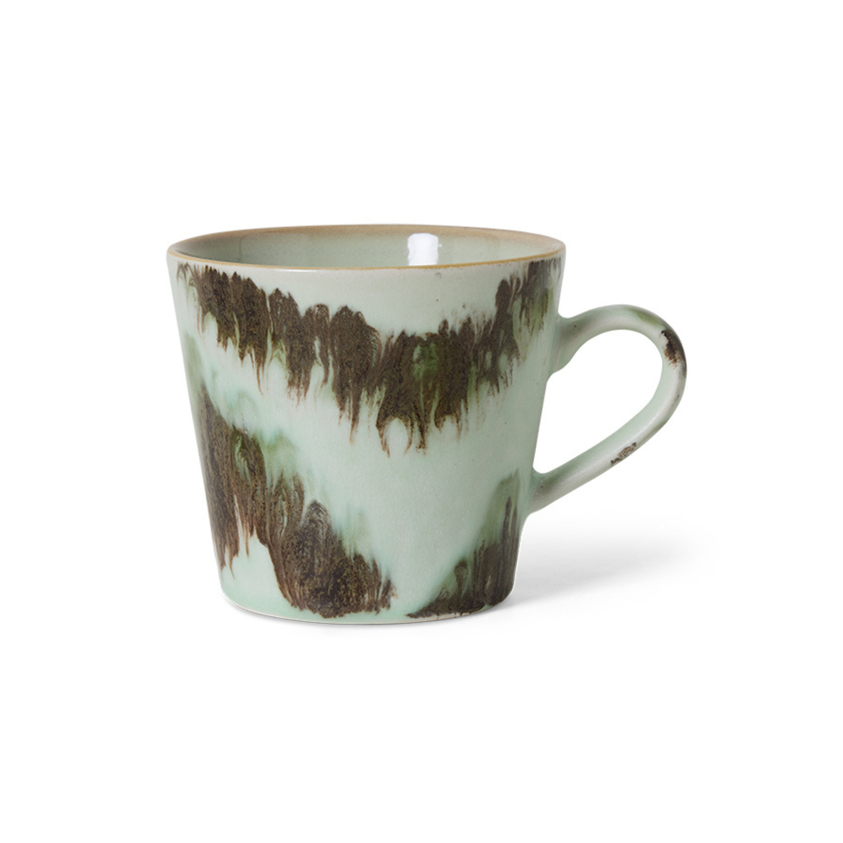 De HK Living 70s Ceramics Cappuccinokop Tide heeft een lichtgroen reactief glazuur, donkerbruine penseelstreken, een eenvoudig handvat en een licht taps toelopende vorm - een toonbeeld van de klassieke HK Living stijl.