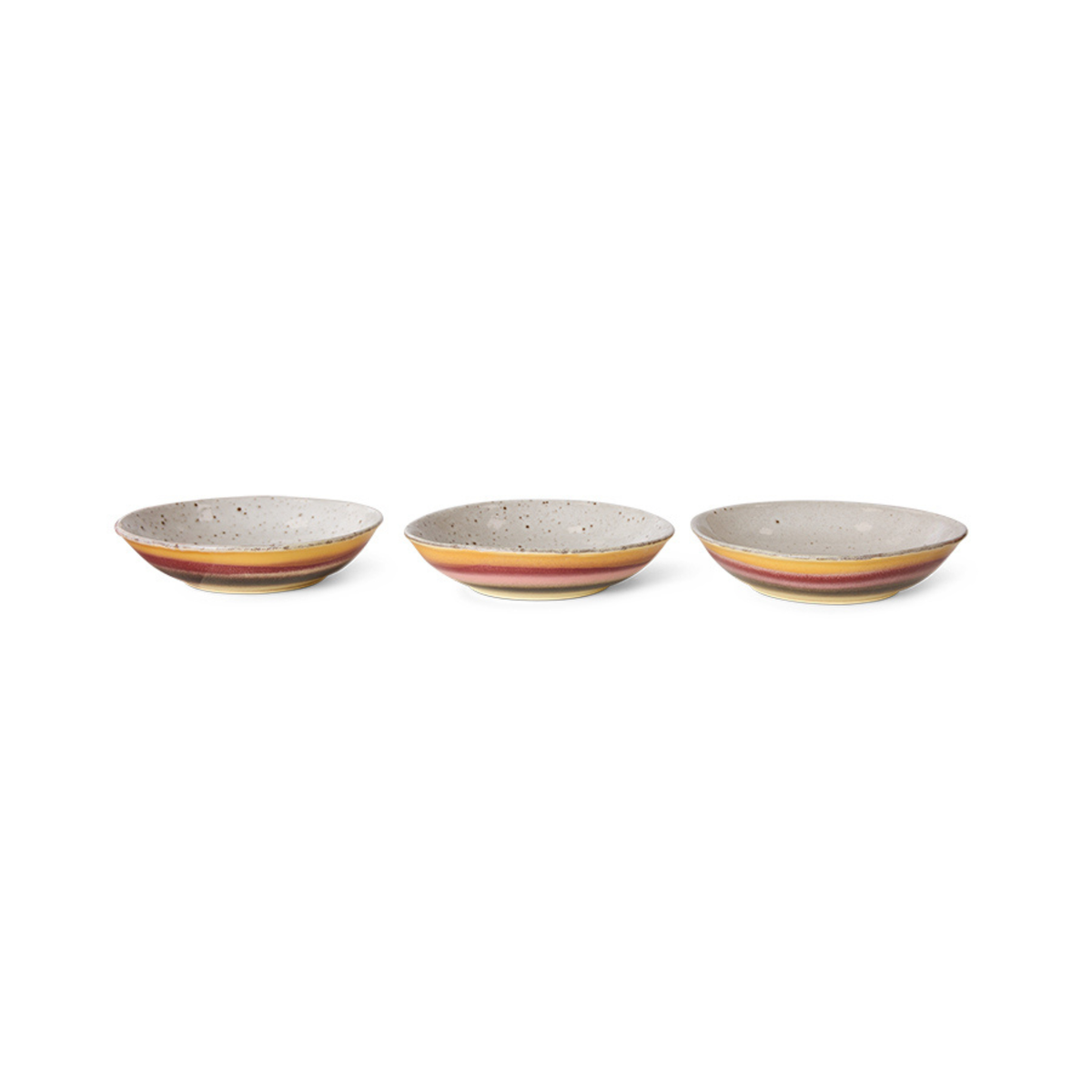 Twee HK Living 70s Ceramics Curry Kom Hibiscus kommen, met een wit gespikkelde binnenkant en een gestreepte gele, oranje en bruine buitenkant, worden naast elkaar op een witte achtergrond getoond.