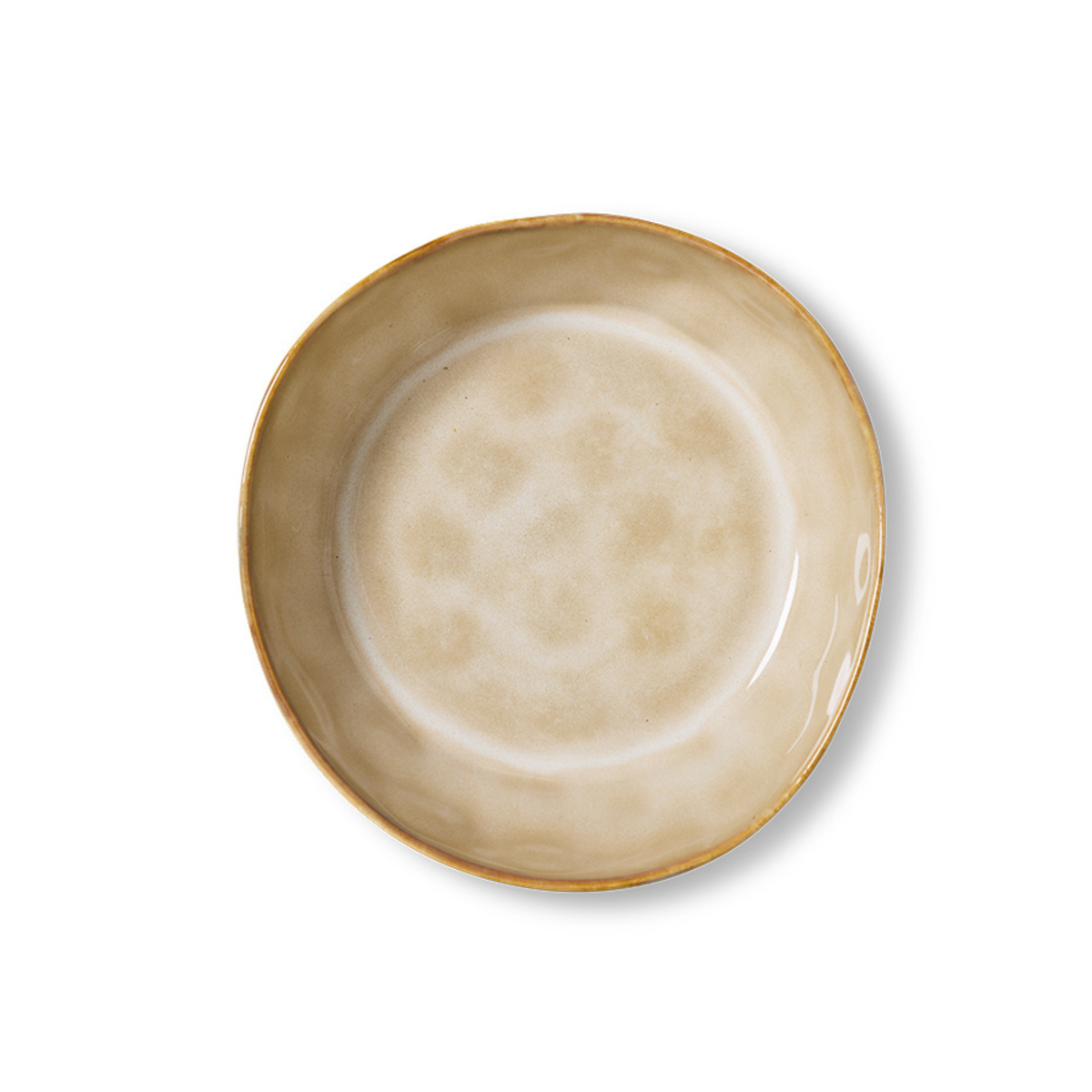 De HK Living 70s Ceramics Pasta Kom Patina, een set van 2 ronde borden van beige keramiek met licht oneffen randen en glanzende afwerking, wordt van bovenaf gezien tegen een witte achtergrond.