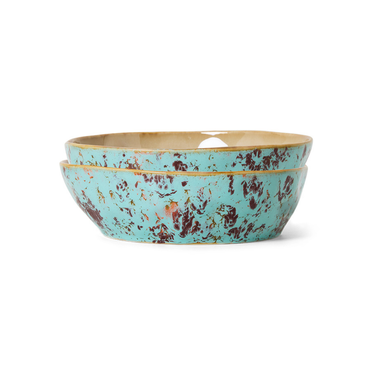 De HK Living 70s Ceramics Pasta Kom Patina 2 st. kommen, met hun bruin gespikkelde turquoise glazuur en glanzende afwerking, zijn gestapeld tegen een witte achtergrond en laten een ondiep, breed ontwerp zien dat perfect is voor het serveren van pasta in stijl.