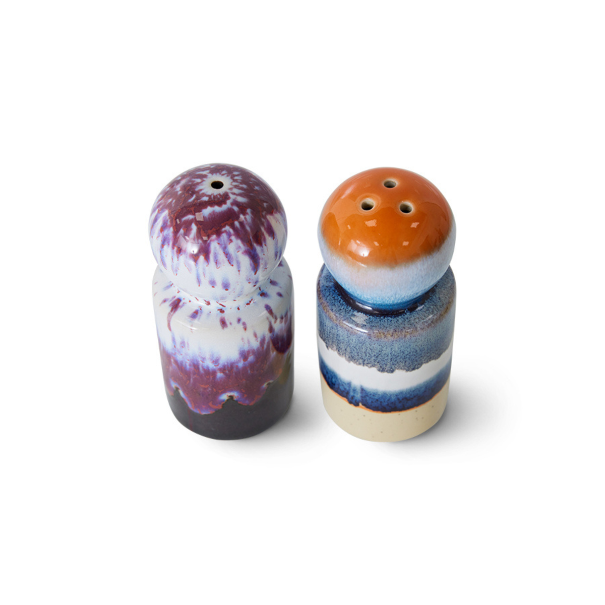 De HK Living 70s Ceramics Peper- en Zoutvaatje Stargaze set bestaat uit twee shakers met retromotieven - paars en wit, plus oranje, blauw en witte strepen - ideale tafelaccessoires om je tafel stijlvol op smaak te brengen.