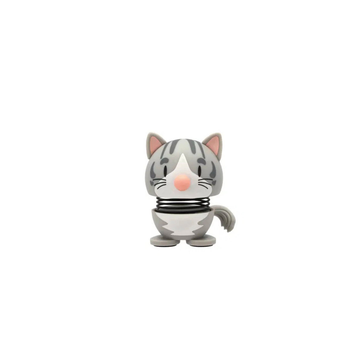 De Hoptimist Maine Coon Kat Grijs XS van Hoptimist is een klein, grijs gestreept cartoon kat beeldje met roze neus en oren, rechtop op een veer met gekrulde staart - perfect als designobject of cadeau voor kattenliefhebbers, afgebeeld op een witte achtergrond.