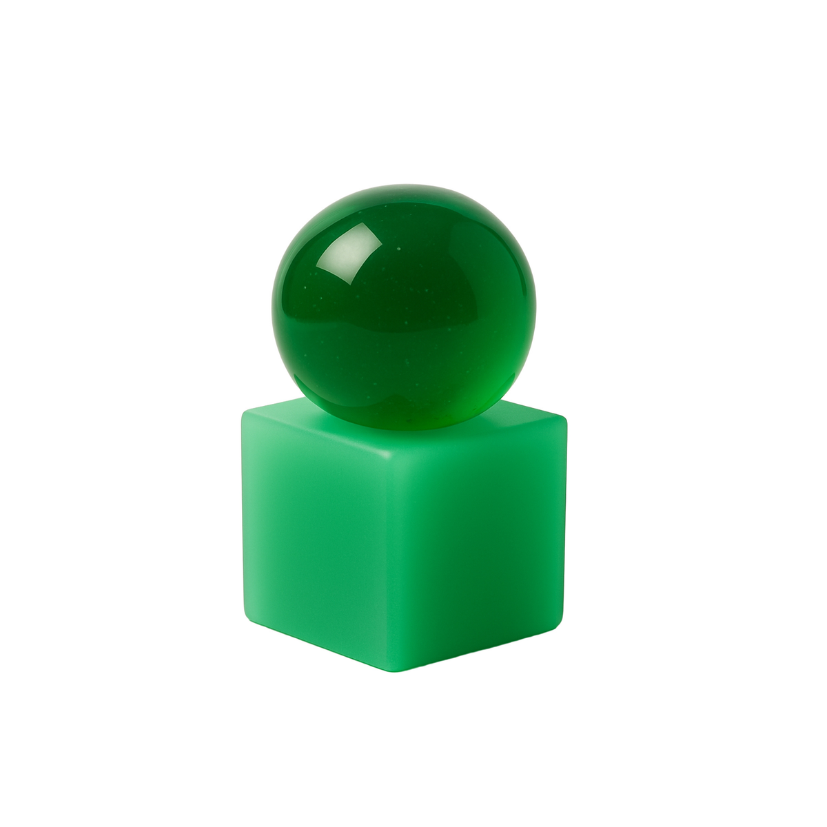 Een glanzende groene bol van Matias Moellenbach OBA Zeep Aloe Vera rust op een matgroene Matias Moellenbach-houder; beide voorwerpen staan afgebeeld tegen een effen witte achtergrond, wat de eenvoud en elegantie van Scandinavisch design oproept.