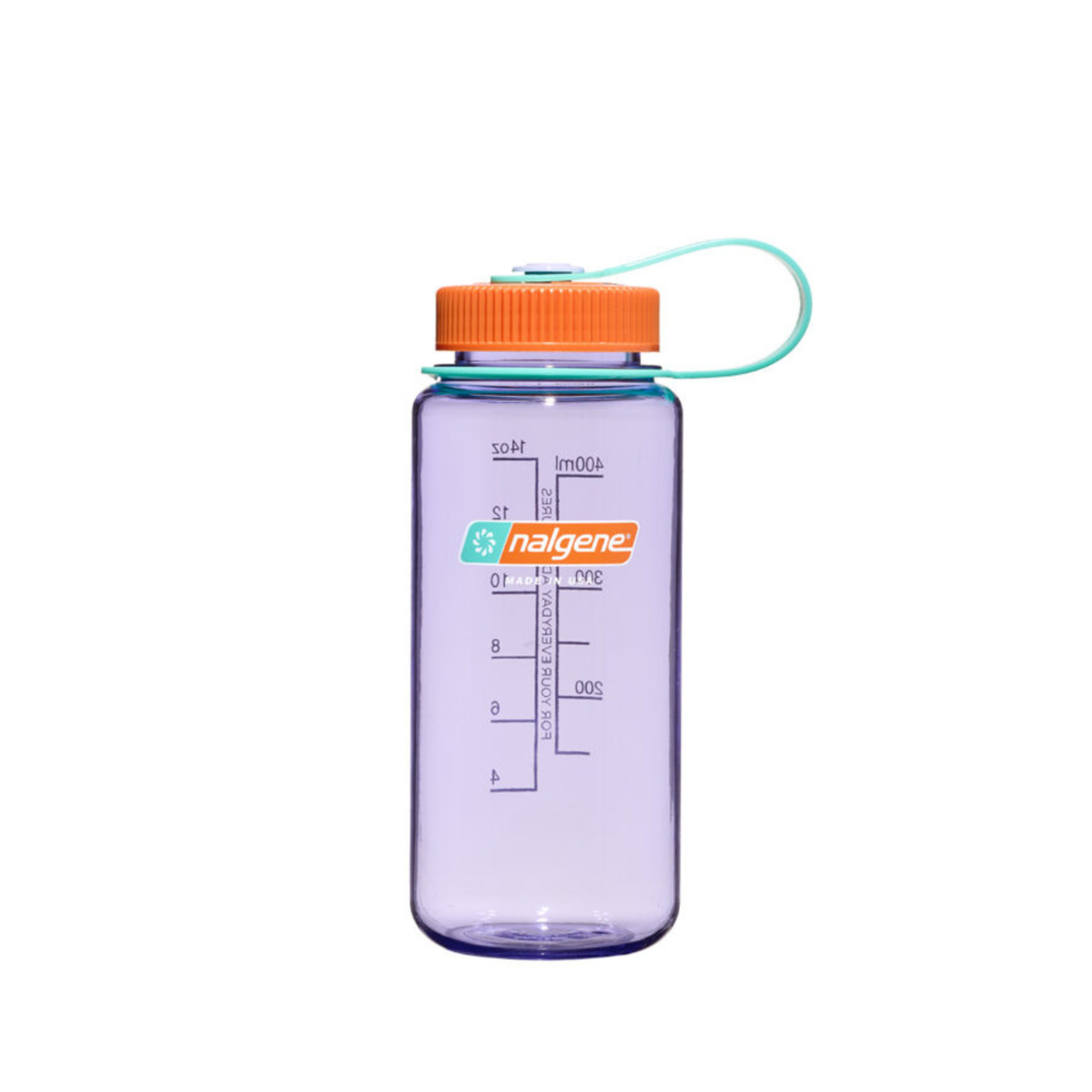 De Nalgene Drinkfles Brede Opening Amethyst 500 ml is een helderpaarse fles met een oranje schroefdop, een turquoise draaglus, een brede opening, maatstreepjes en het BPA-vrije Nalgene-logo op de voorkant.