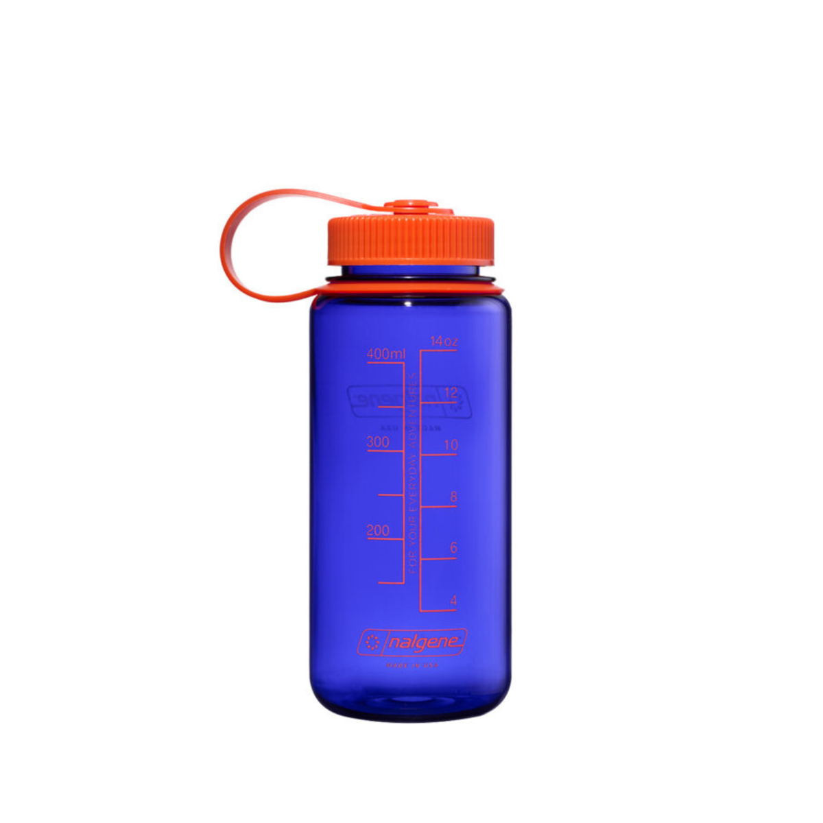De Nalgene-drinkfles met brede opening, kleur Periwinkle, 500 ml, is een BPA-vrije fles van blauw plastic met maatverdeling, een oranje schroefdop en een bijpassend bandje van het merk Nalgene, afgebeeld tegen een witte achtergrond.