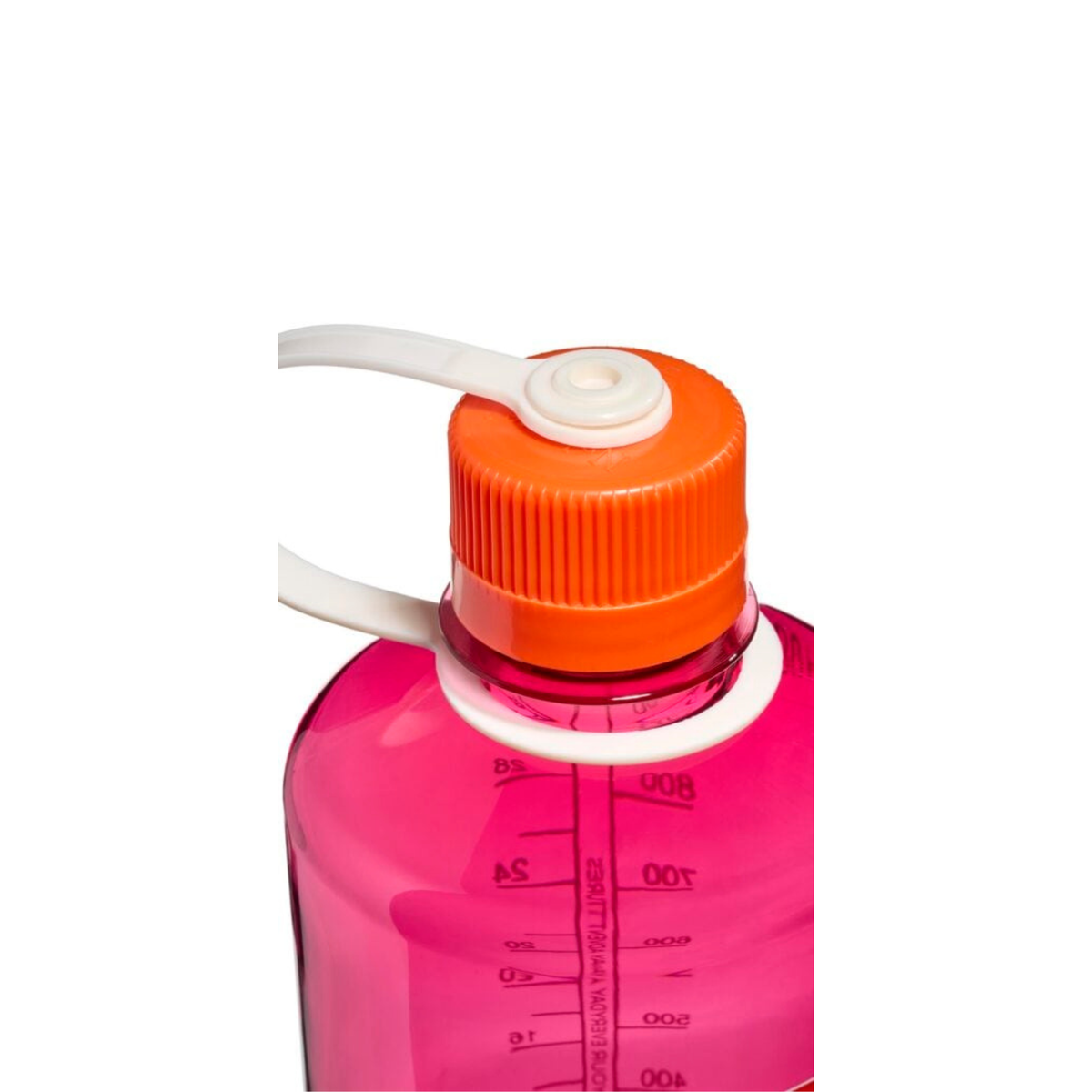 Close-up van de bovenkant van een Nalgene Drinkfles van 1 liter met smalle opening, in de kleur ‘Fuchsia Paars Flame’, voorzien van maatstreepjes, een oranje schroefdeksel (BPA-vrij) en een witte draaglus. Merk: Nalgene.