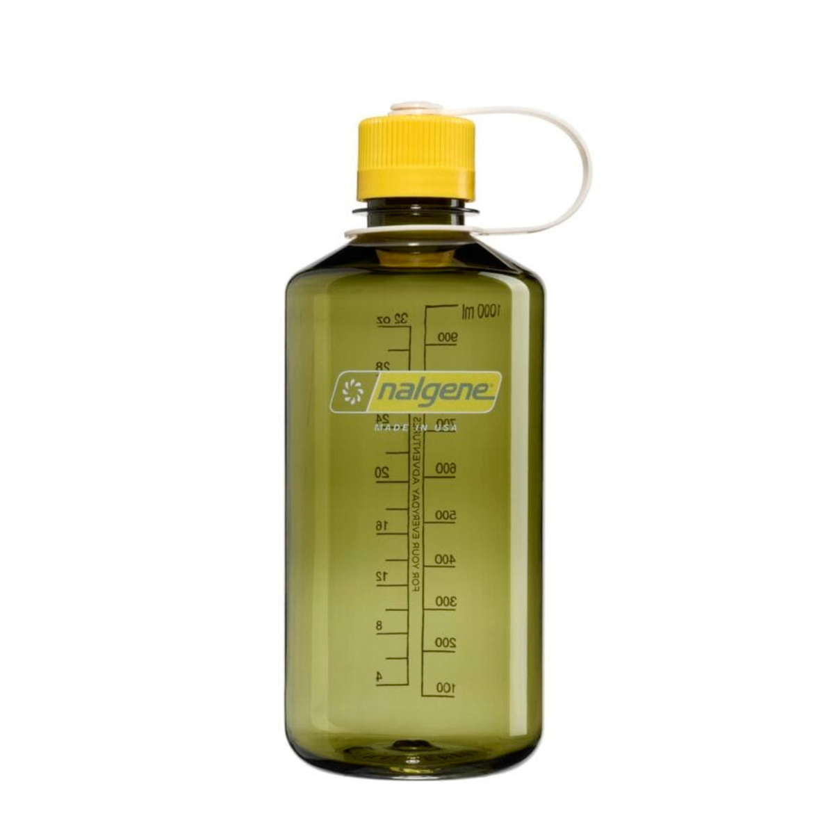 De Nalgene Drinkfles met smalle opening, Groen Freesia, 1 l, een BPA-vrije fles met een gele schroefdop, een witte lus, maatstreepjes en het Nalgene-logo op de voorkant, staat rechtop op een witte achtergrond.