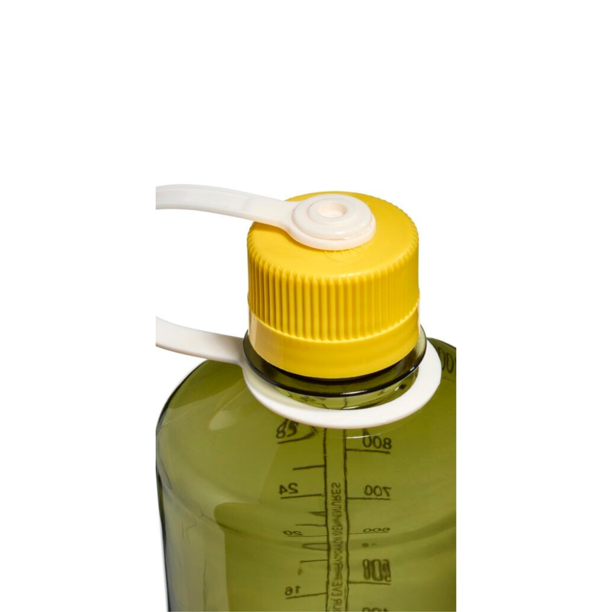 Een close-up van een Nalgene Drinkfles met smalle opening, kleur Groen Freesia, 1 liter, gevuld met groene vloeistof, waarop de maatstreepjes te zien zijn, en met een gele schroefdop met een witte draaglus.