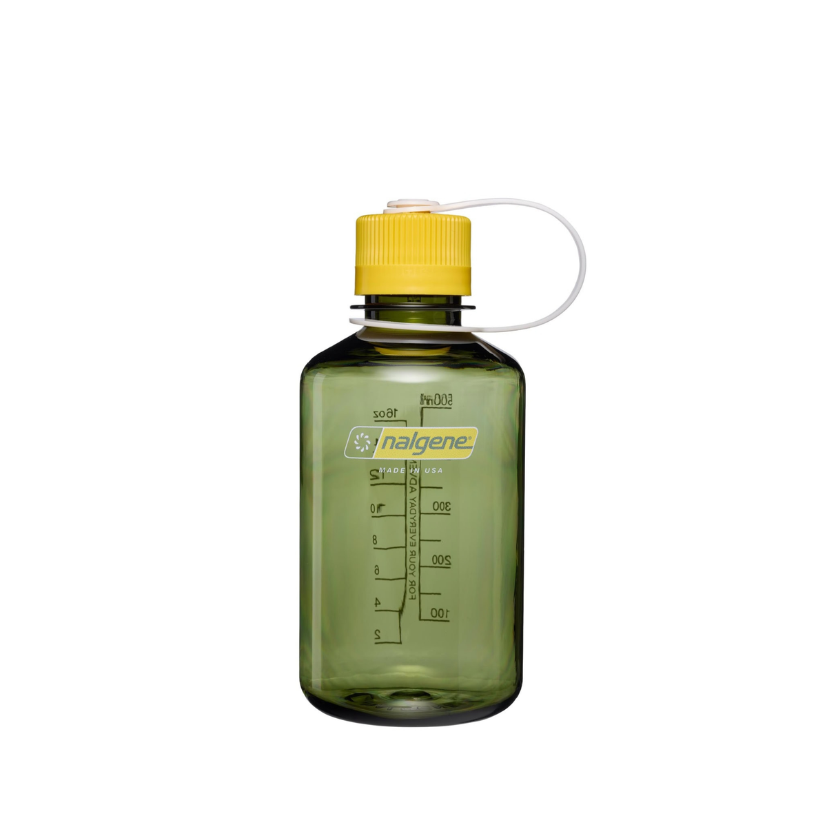 De Nalgene-drinkfles met smalle opening, Groen Freesia, 500 ml, is een groene, BPA-vrije drinkfles van Nalgene met een gele dop, een witte draagriem en maatstreepjes (ml/oz) op de zijkant, afgebeeld tegen een witte achtergrond.