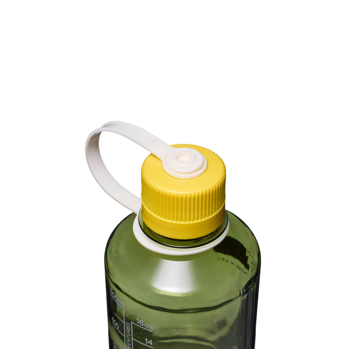 De Nalgene Drinkfles met smalle opening, Groen Freesia, 500 ml is een BPA-vrije fles met maatverdeling, een gele schroefdop en een wit draaglusje, van het merk Nalgene, afgebeeld tegen een witte achtergrond.