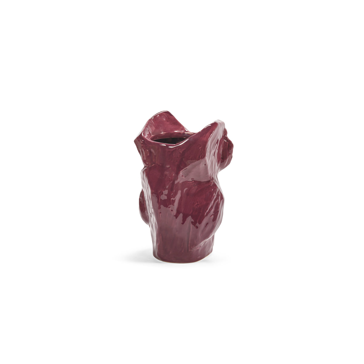 De Serax Marni After Midnight Uil Vaas Aubergine XS heeft een glanzende aubergine keramische afwerking, een onregelmatige organische vorm en een verfrommeld oppervlak, afgebeeld tegen een effen witte achtergrond.