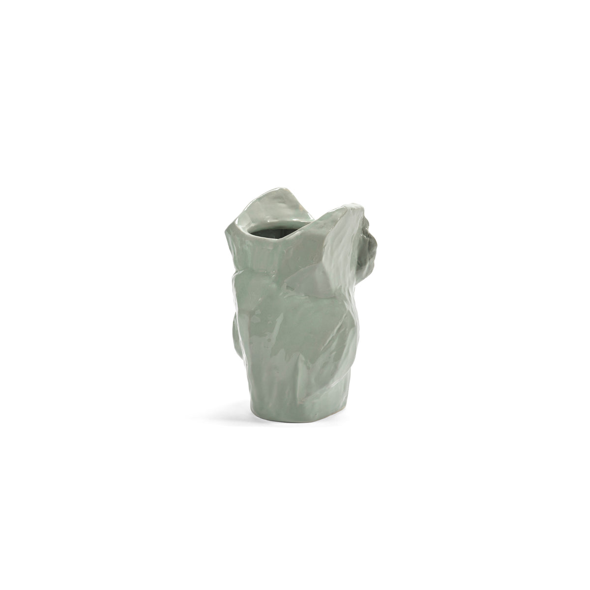 Een klein, glanzend, lichtblauw Serax Marni After Midnight Uil Vaas Lichtblauw XS met een onregelmatig, verfrommeld oppervlak is afgebeeld tegen een effen witte achtergrond.