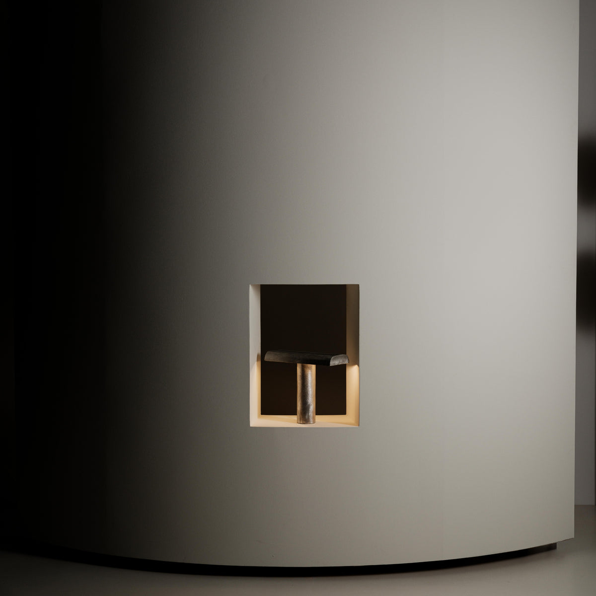 De Serax Fck Tafellamp Staal Grijs van Serax doet denken aan brutalistische architectuur met zijn rauwe, minimalistische ontwerp, als een hamer in een muur.