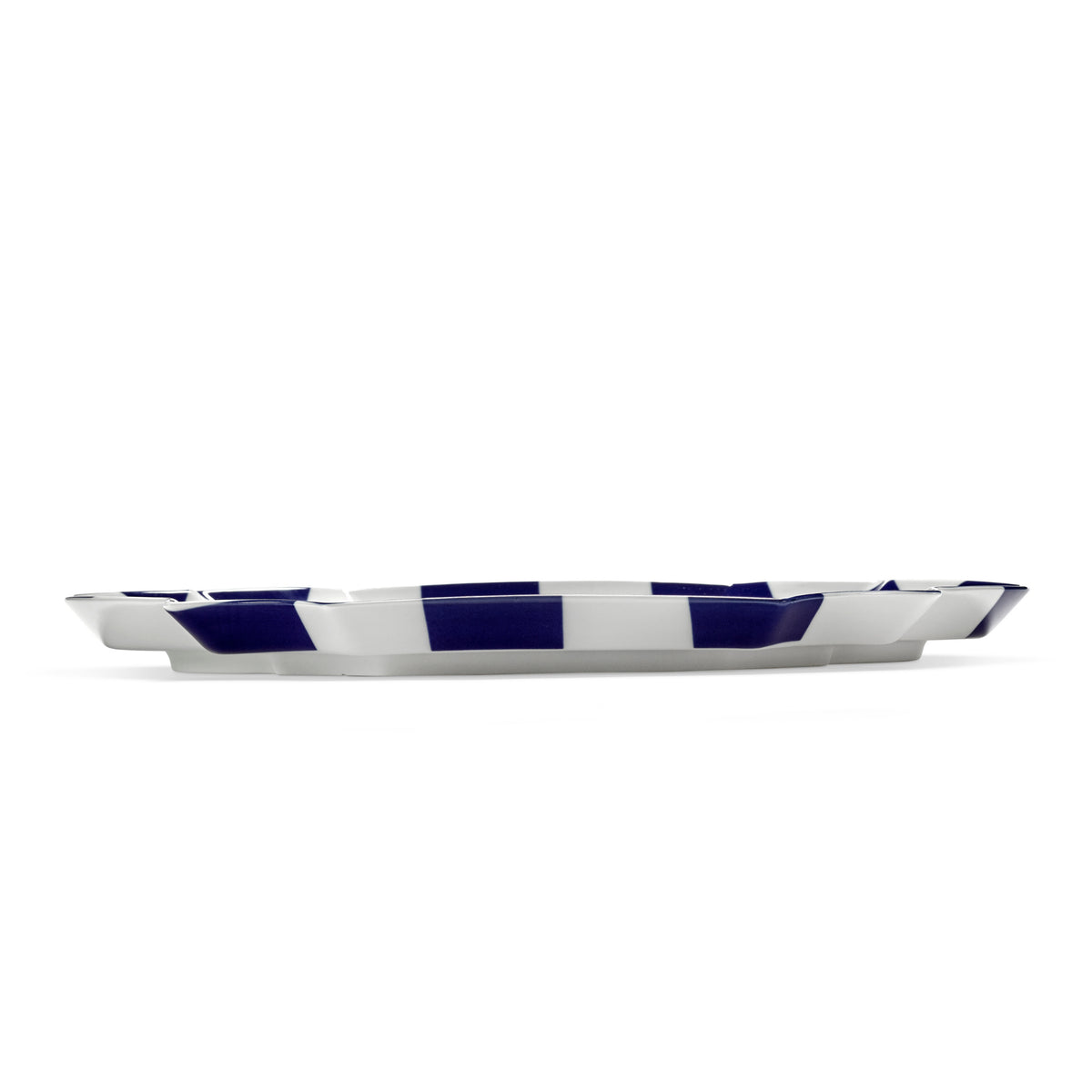 Het Serax Wouters & Hendrix Fête Des Bêtes Dienblad Blauw Wit is een laag dienblad van wit keramiek met een geschulpte rand en een opvallende blauwe dambordrand, zijaanzicht tegen een witte achtergrond.