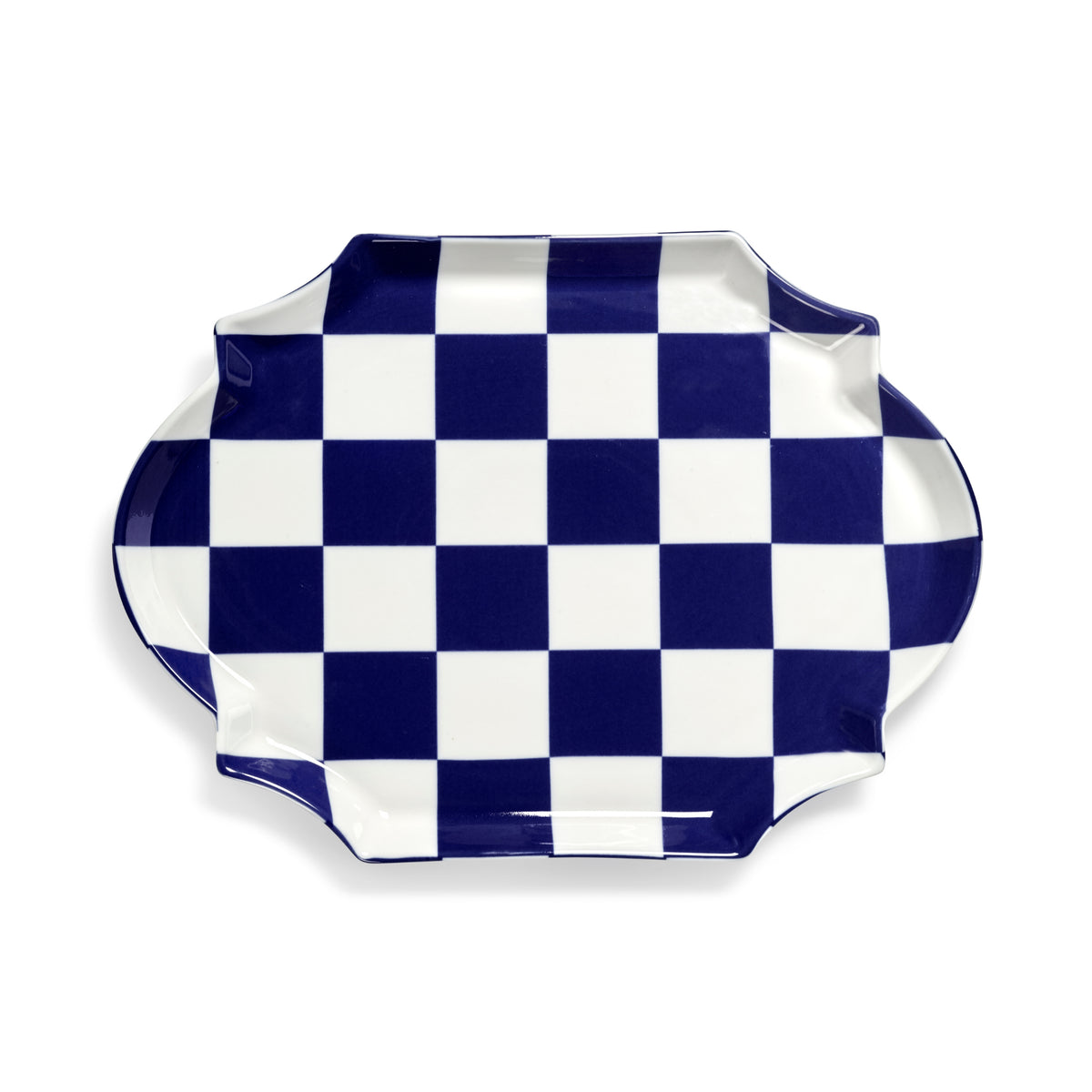 Het Serax Wouters & Hendrix Fête Des Bêtes Dienblad Blauw Wit is een rechthoekig dienblad met geschulpte randen, met een gedurfd blauw-wit dambordpatroon op een witte achtergrond.
