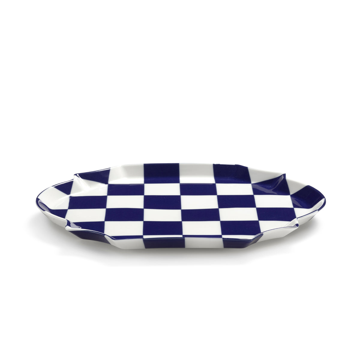 Het Serax Wouters & Hendrix Fête Des Bêtes Dienblad Blauw Wit is een rechthoekig dienblad van keramiek met golvende randen en een opvallend marineblauw en wit dambordpatroon, rustend op een witte achtergrond.