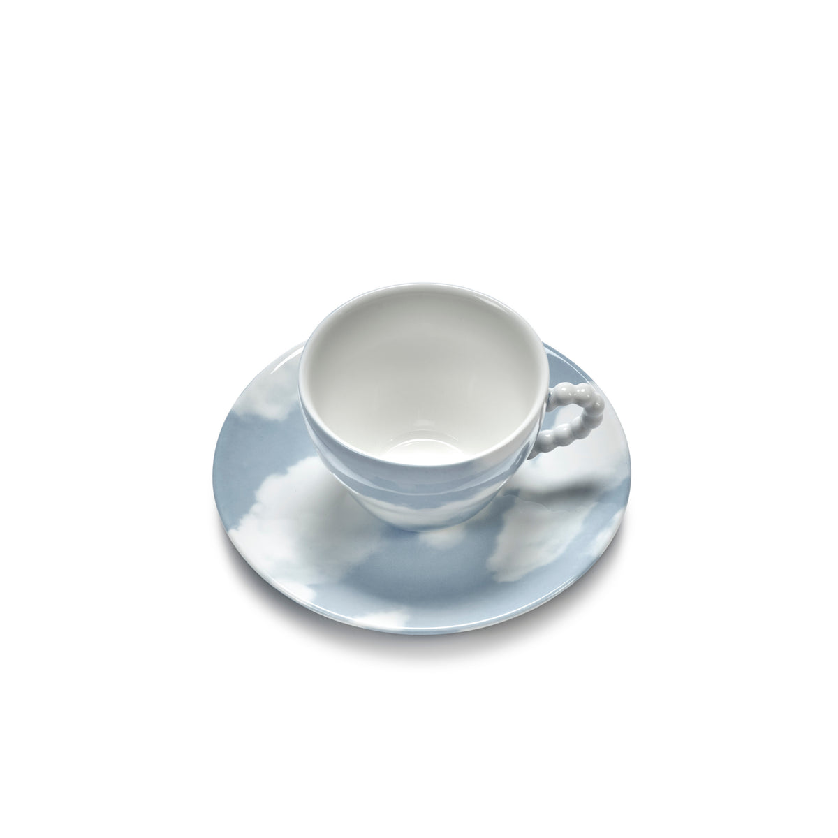 De Serax Wouters & Hendrix Fête Des Bêtes koffiekop met schotel in lichtblauw, gemaakt van porselein, combineert een luchtige achtergrond met wolken en een wolk-vormig oor. Het witte accent benadrukt het speelse ontwerp van Serax.