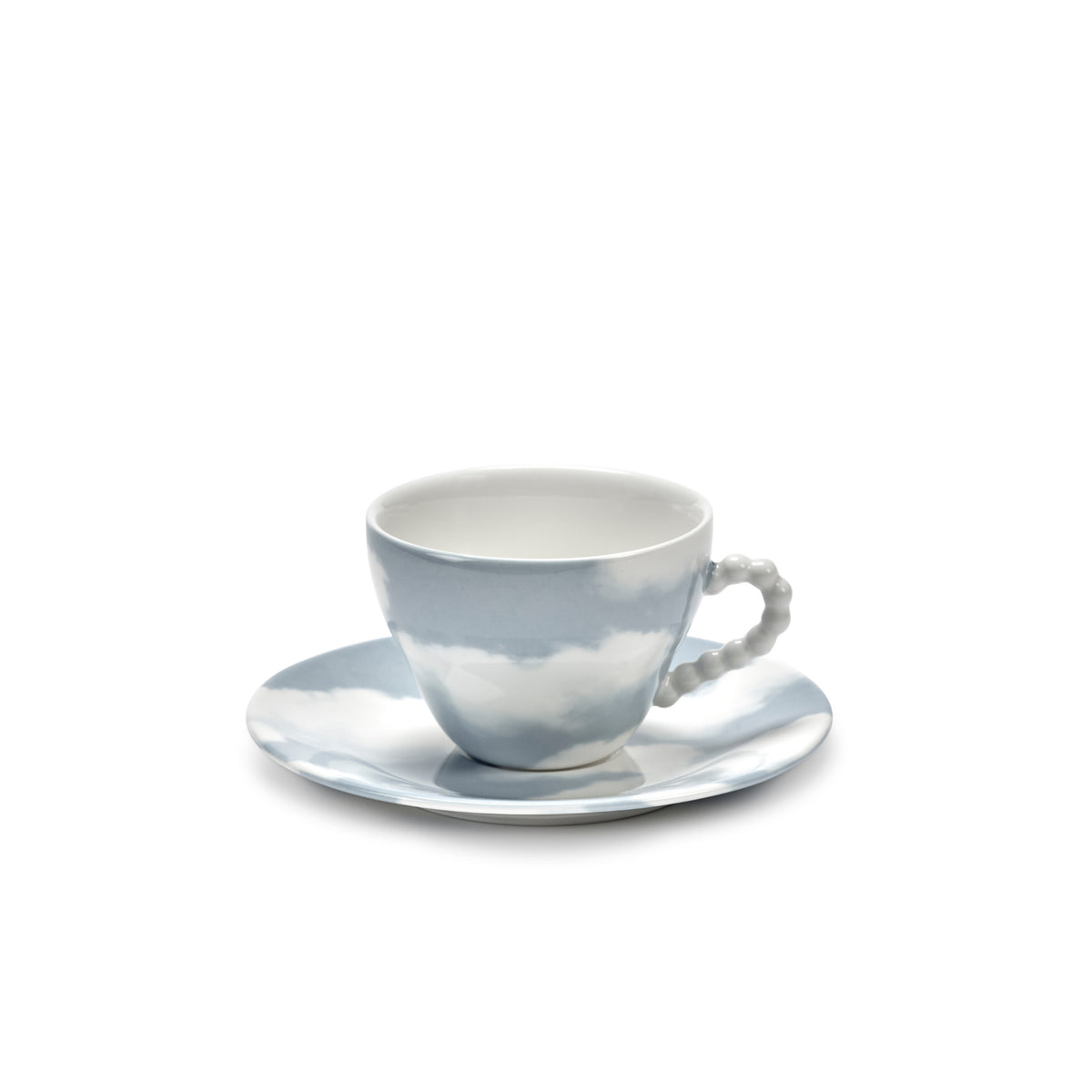 De Serax Wouters & Hendrix Fête Des Bêtes Koffiekop + Schotel Lichtblauw heeft een blauw-wit hemel-en-wolken ontwerp met een decoratief kralenhandvat op een porseleinen kopje, tegen een effen witte achtergrond.