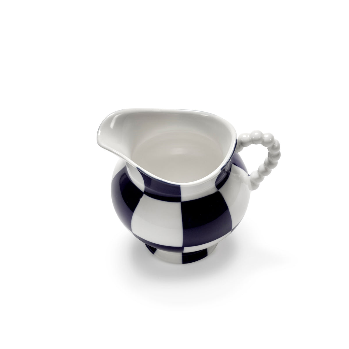 Het Serax Wouters & Hendrix Fête Des Bêtes Melkkannetje Blauw Wit heeft een rond kralenhandvat en een opvallend blauw-wit geruit patroon, zie hierboven.