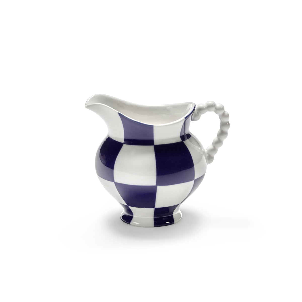 Het Serax Wouters & Hendrix Fête Des Bêtes Melkkannetje Blauw Wit heeft een ronde keramieken behuizing, een geschulpte handgreep en een blauw-wit geruit ontwerp, geïnspireerd op de speelse stijl van Wouters & Hendrix voor Serax.