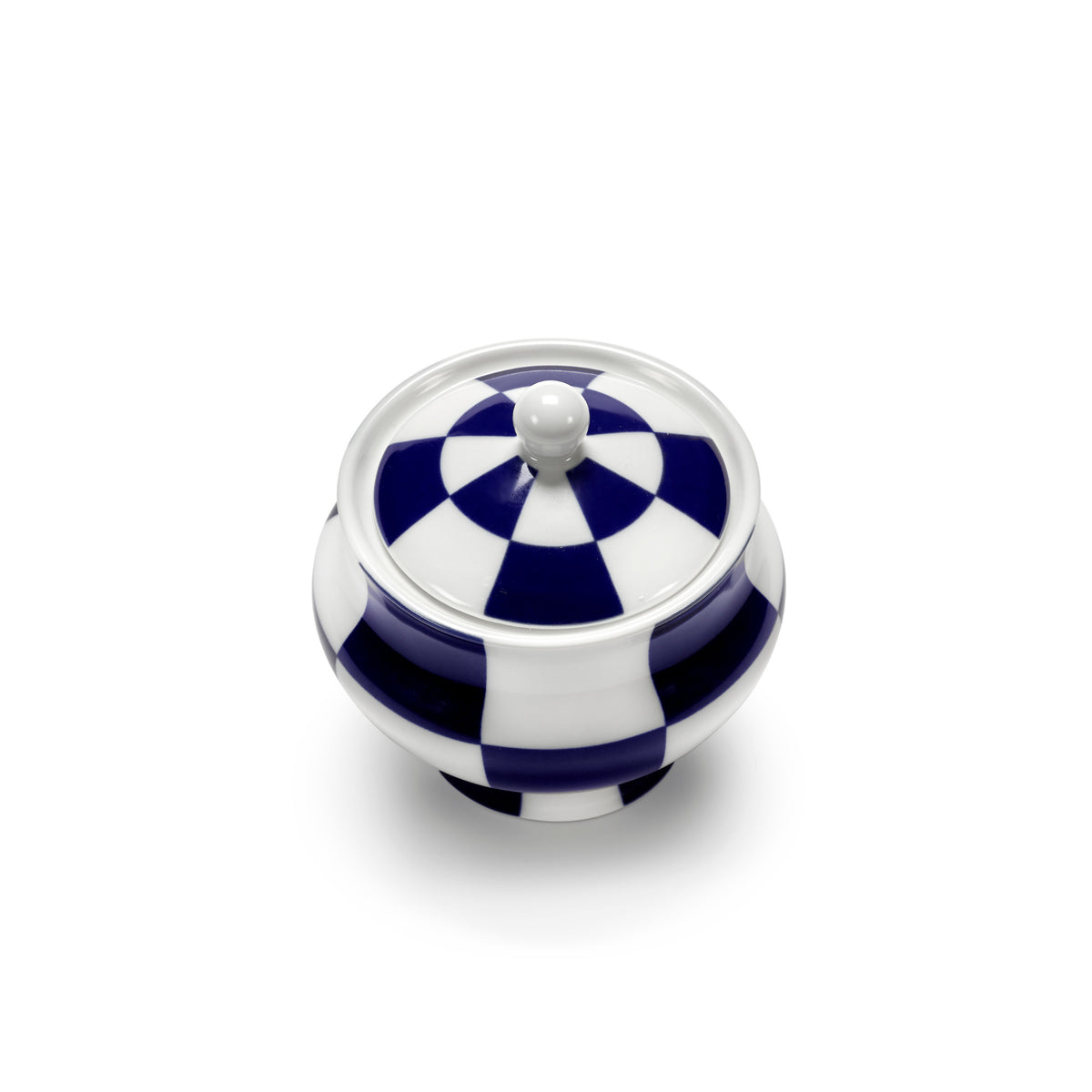 De Serax Wouters & Hendrix Fête Des Bêtes Suikerpot Blauw Wit is een ronde, gedekselde porseleinen suikerpot met een blauw-wit dambordmotief, afgebeeld op een witte achtergrond.