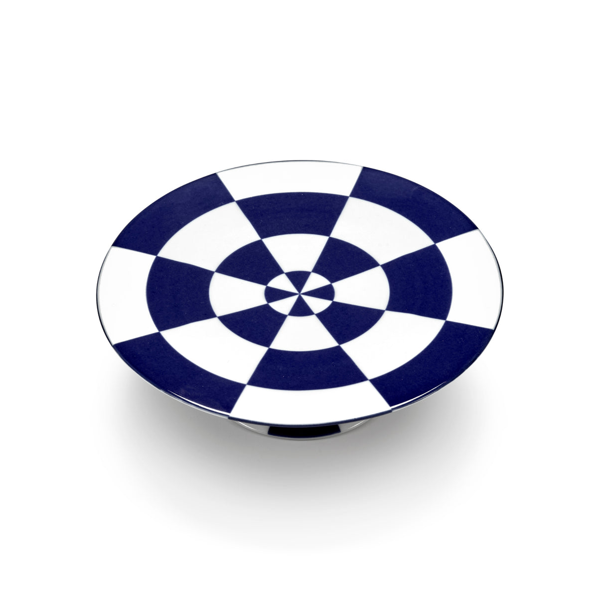 De Serax Wouters & Hendrix Fête Des Bêtes Taartschaal Blauw Wit is een ronde keramische taartschaal van Serax, met een opvallend blauw-wit geometrisch patroon dat doet denken aan een dambord of bullseye.