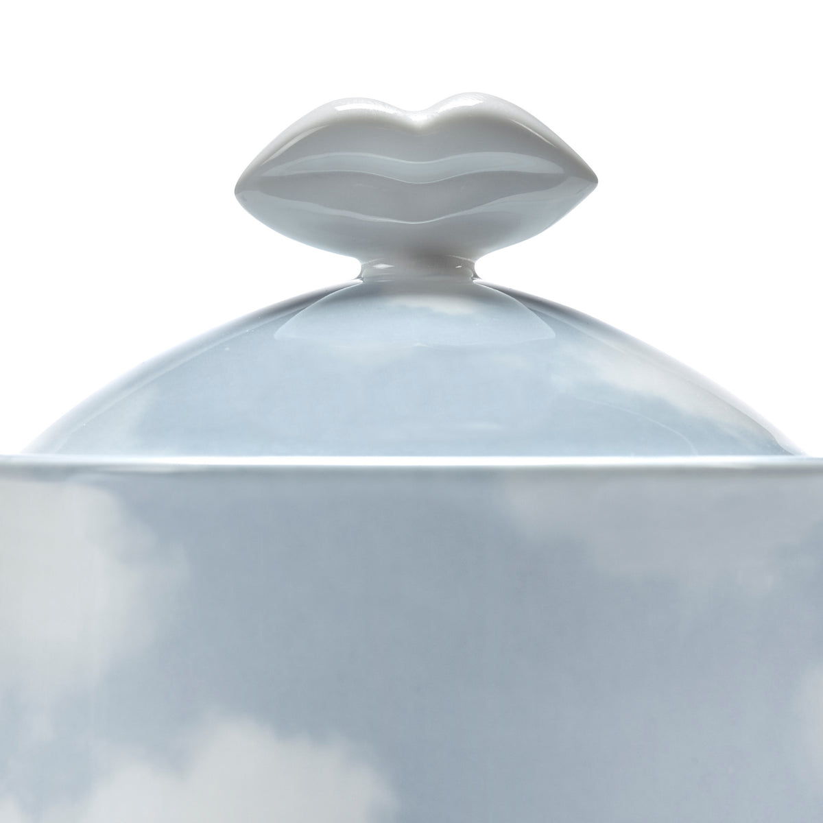 Een close-up van de Serax Wouters & Hendrix Fête Des Bêtes Theepot Lichtblauw, een theepot van wit keramiek met een subtiel wolkenpatroon en glanzend deksel, voorzien van een lipvormig handvat in de speelse stijl van Serax.