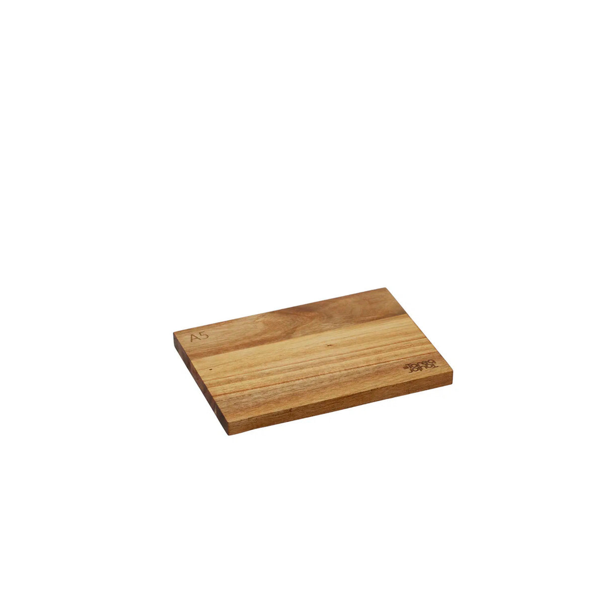 De Tareq Taylor Tarragon Snijplank Acacia A5 21/15 is een kleine rechthoekige acacia snijplank met natuurlijke nerfpatronen en een gegraveerd hoekdetail, afgebeeld op een witte achtergrond.