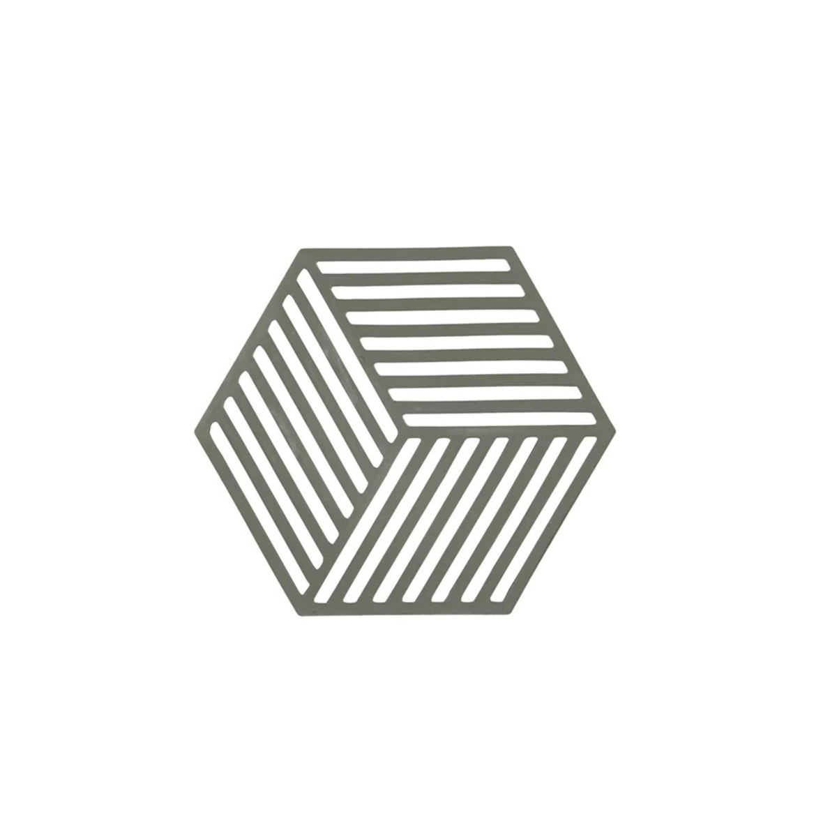 De Zone Denmark Hexagon Trivet Olijfgroen van Zone Denmark heeft een geometrisch zeshoekig ontwerp met parallelle lijnen die een 3D kubusachtige illusie vormen, waardoor het een stijlvolle siliconen onderzetter is tegen elke effen witte achtergrond.