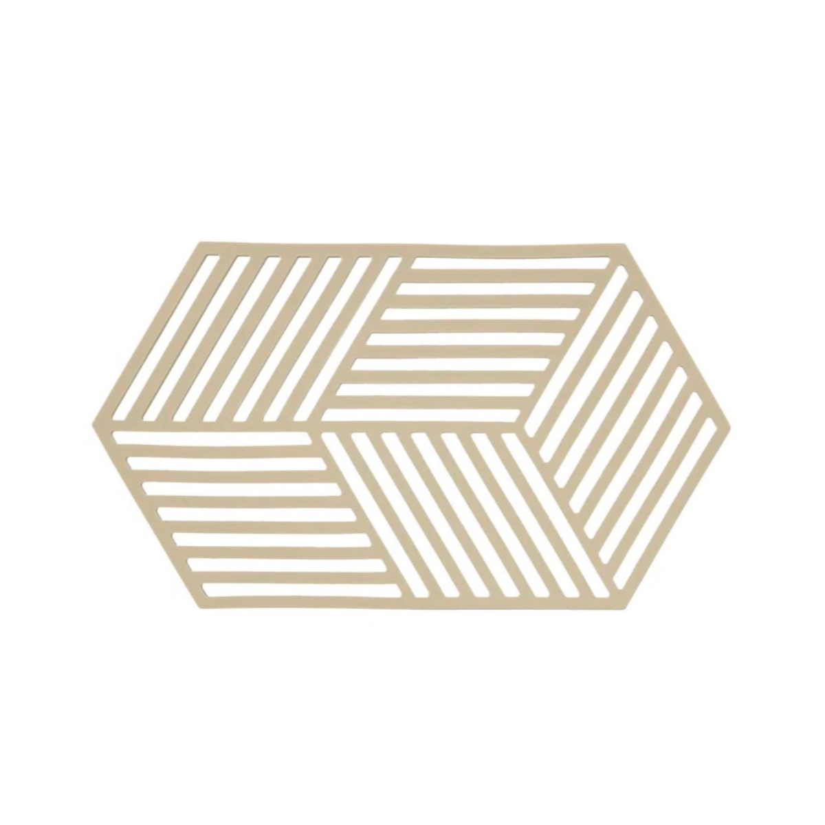 Het Zone Denmark Hexagon Trivet XL Warm Zand heeft een beige geometrisch ontwerp met diagonale open latten. Deze moderne siliconen onderzetter voegt een functionele, minimalistische stijl toe aan elke tafelsetting.