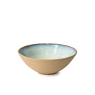 De AB Ceramics Noodle Kom Geel Opaal D19 heeft een handgemaakt rond ontwerp met een matgele opalen buitenkant en glanzende binnenkant, die ambachtelijke charme toevoegt aan je servies en perfect is voor het serveren van noedels.
