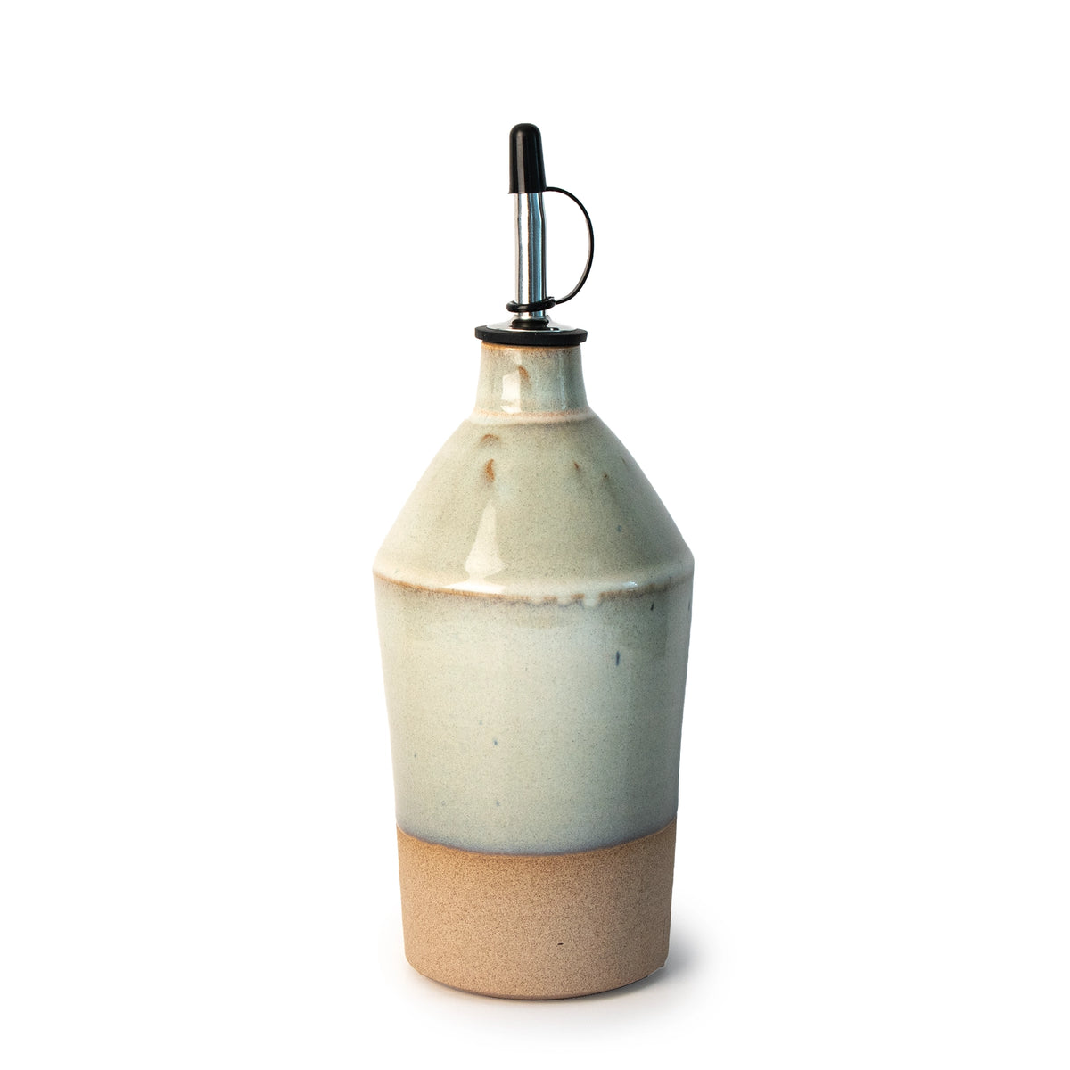 De AB Ceramics Olijfolie Fles Toffee Opaalgroen 55 cl heeft een geglazuurde opaalgroene bovenkant, een ongeglazuurde toffee onderkant en een metalen schenktuit met zwarte dop tegen een witte achtergrond.