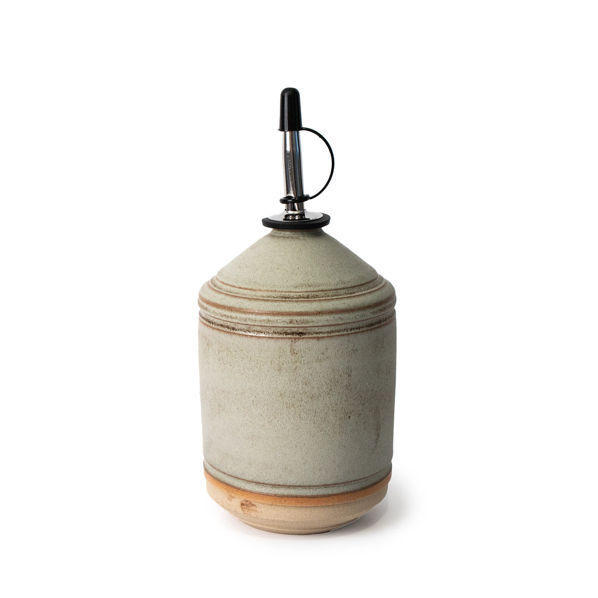 De AB Ceramics Olijfolie Fles Wit Mos 55 cl heeft een cilindrische vorm, aardetinten, subtiele strepen en is afgewerkt met een metalen tuit en zwarte dop - een elegant keukenaccessoire van AB Ceramics op een witte achtergrond.
