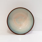 De AB Ceramics Kom Rood Opaal D18 van AB Ceramics is een handgedraaide ronde schaal van keramiek met een glanzend rode opalen afwerking, geaccentueerd door een donkere rand en afgebeeld tegen een effen witte achtergrond.
