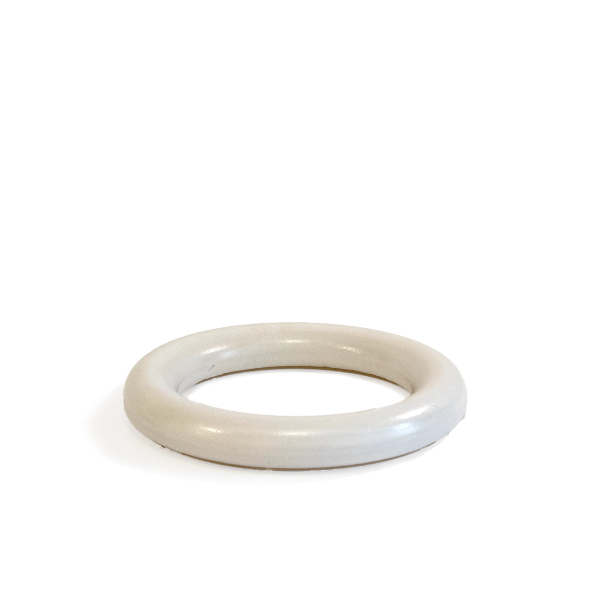 De AB Ceramics Pot Onderzetter Wit D16,5 van AB Ceramics heeft een glad, lichtgrijs keramisch oppervlak met een dikke, ronde vorm en een minimalistisch ontwerp, weergegeven op een witte achtergrond.