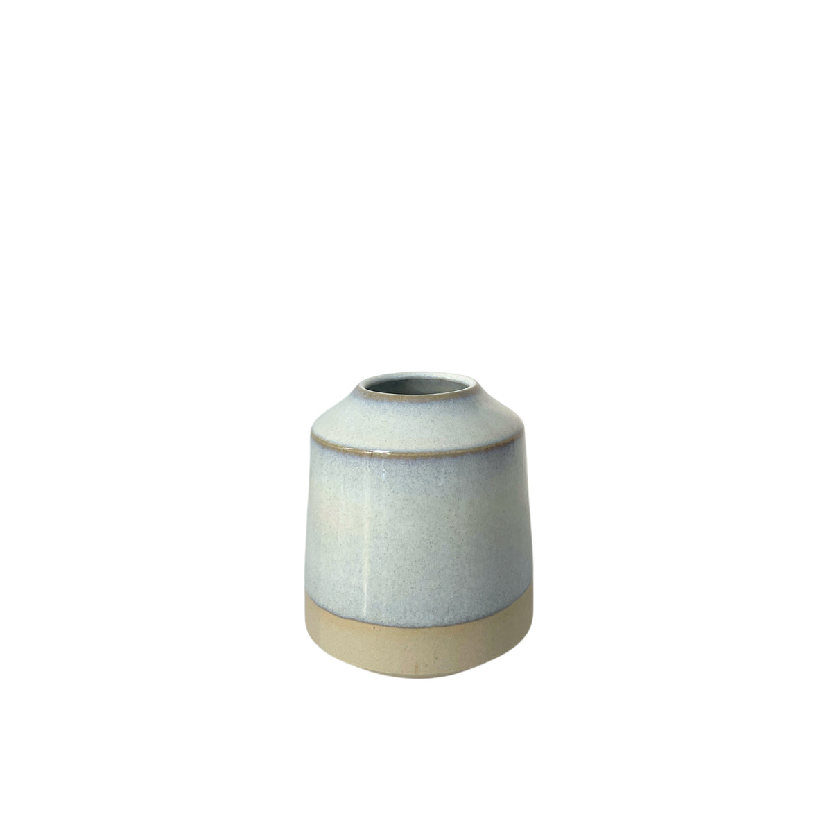 Het AB Ceramics Vaasje Wit Opaal is een kleine, moderne handgemaakte vaas van wit steengoed, met een gladde lichtgrijze bovenkant en naturel beige basis, afgebeeld op een effen witte achtergrond.