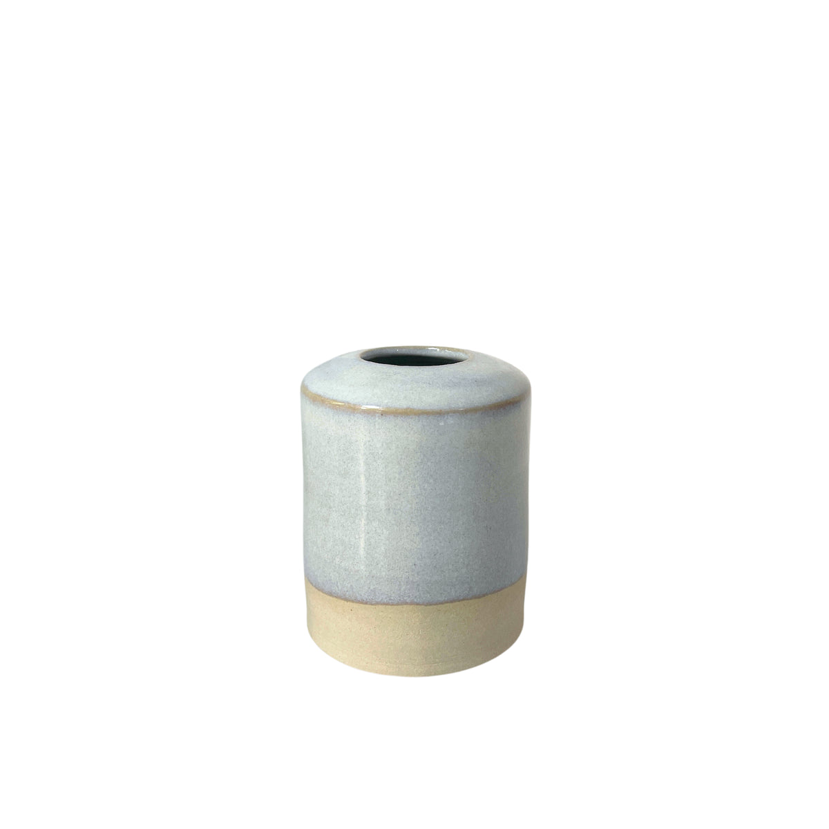 Het AB Ceramics Vaasje Wit Opaal is een klein cilindervormig vaasje van wit steengoed klei, met een gladde lichtgrijze bovenkant, beige onderkant en een smalle opening, weergegeven tegen een witte achtergrond.