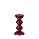 De Addison Ross Bobbin Kandelaar Kersenrood 14 cm is een glanzende, sculpturale kandelaar met drie gestapelde bollen en een uitlopende voet, gemaakt van rubberhout en afgebeeld tegen een effen witte achtergrond.